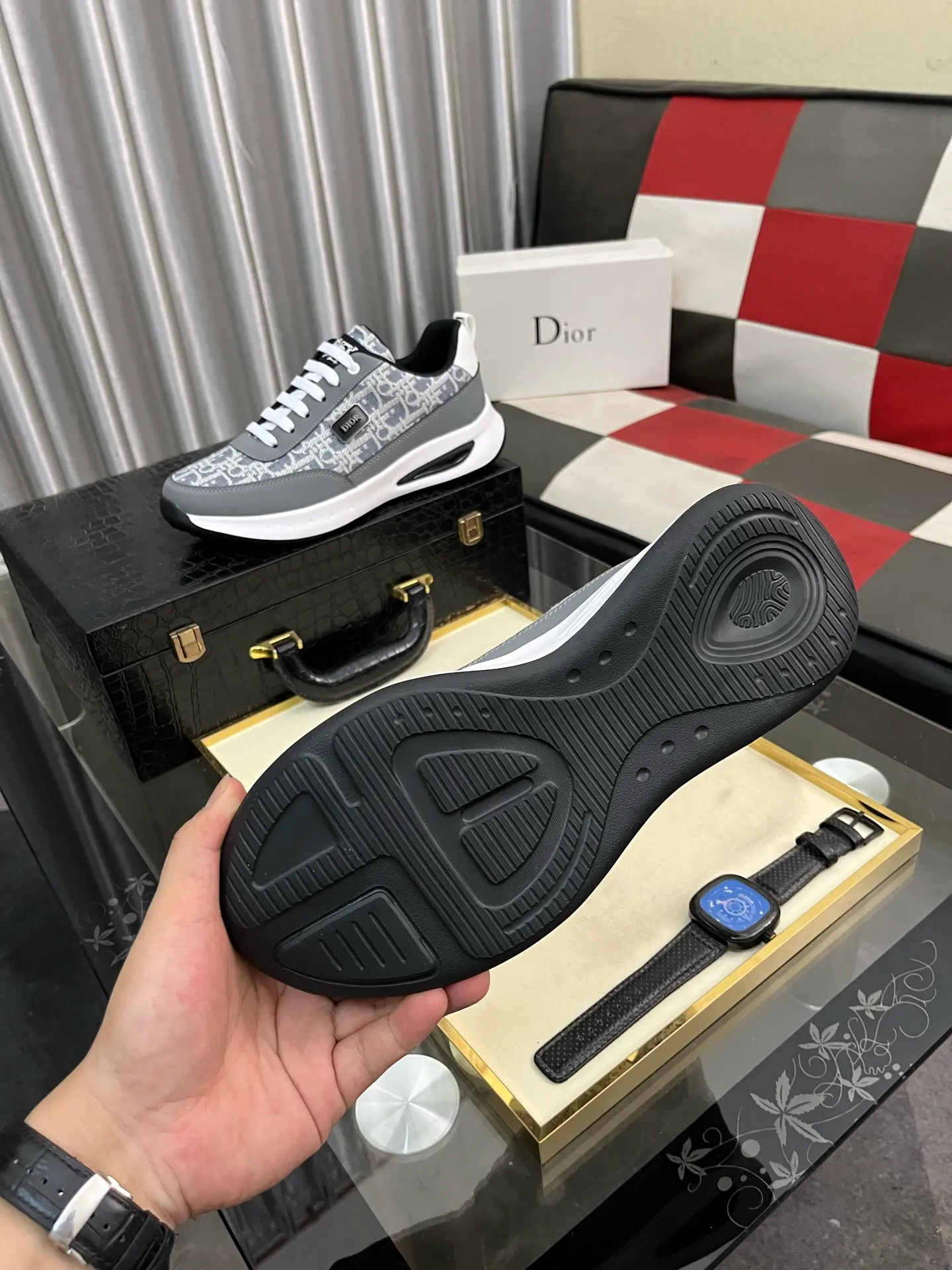 Men's men's shoes💰440⌚️⌚️Dior original quality.~ Unique modern style sneakers. 🏃A must-have casual shoe for trendy men😍😍 Original brand imported from Italy, imported original leather, sheep lining (refuses to discolor and grind feet) Sole: Original sole provided by the original factory, French lazy style design ⚠️Fit to the feet, original quality, super comfortable original sole. Just like shooting the real thing 🎬The real thing is better, code number: 38-443️⃣colors available
